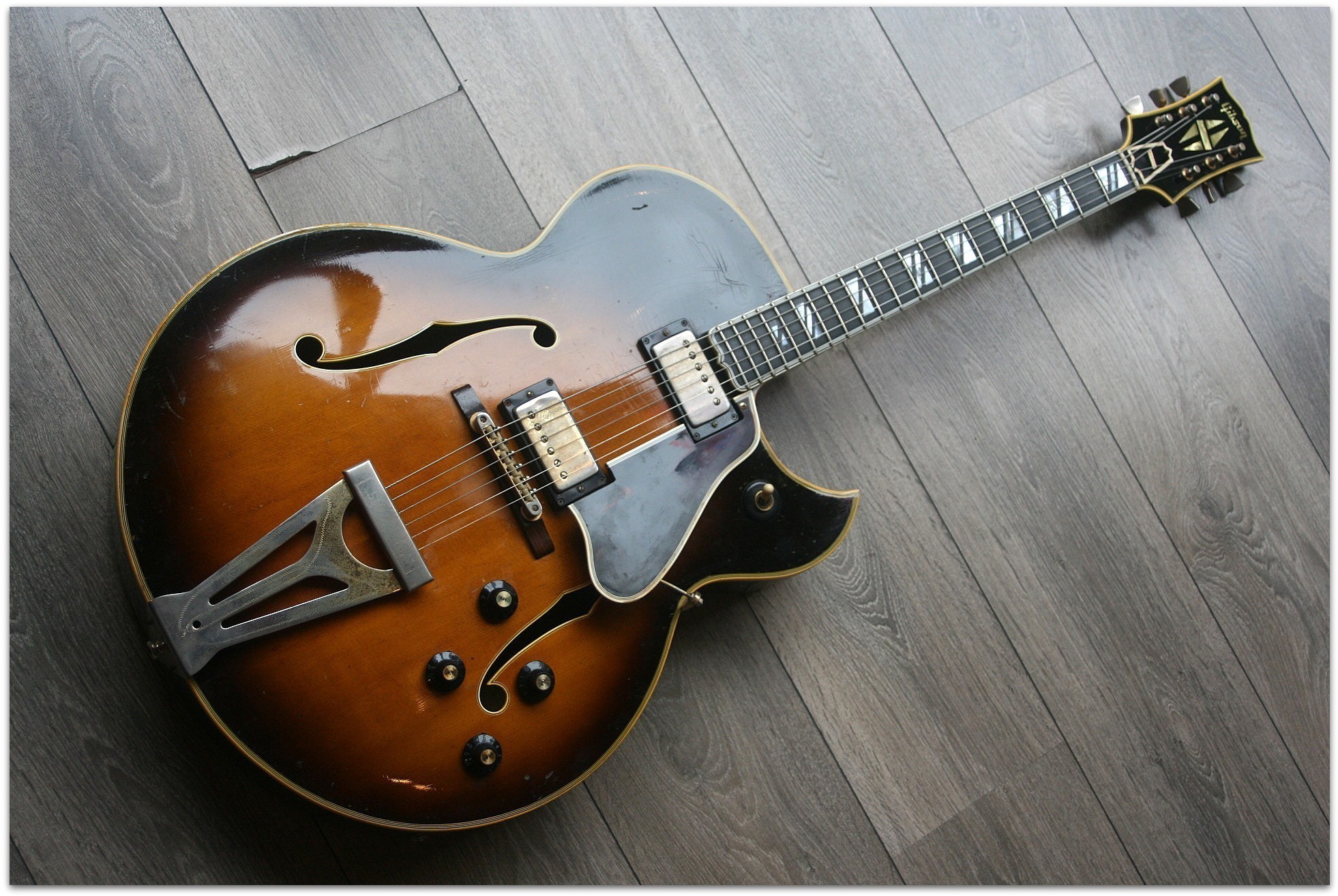 GIBSON Original 1968 Super 400 CES Sunburst with Florentine