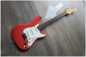 FENDER Postmodern Stratocaster Rosewood Fingerboard - Journeyman Relic Faded Aged Fiesta Red