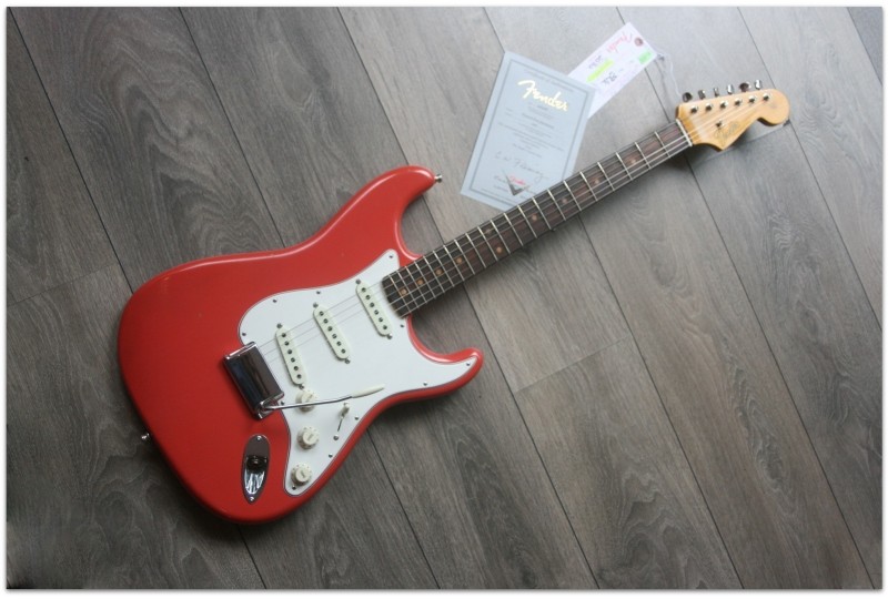 FENDER Postmodern Stratocaster Rosewood Fingerboard - Journeyman Relic Faded Aged Fiesta Red