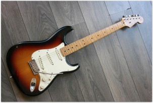 FENDER Custom Classic Stratocaster Sunburst CN97584