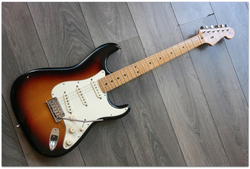 FENDER Custom Classic Stratocaster Sunburst CN97584