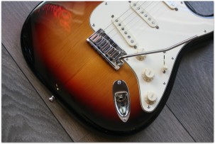 FENDER Custom Classic Stratocaster Sunburst CN97584