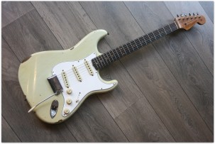 FENDER "Limited Roasted Tomatillo Stratocaster Relic Rosewood Fingerboard Aged Olympic White"