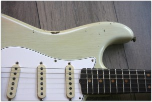 FENDER "Limited Roasted Tomatillo Stratocaster Relic Rosewood Fingerboard Aged Olympic White"