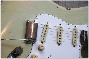 FENDER "Limited Roasted Tomatillo Stratocaster Relic Rosewood Fingerboard Aged Olympic White"