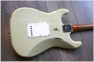 FENDER "Limited Roasted Tomatillo Stratocaster Relic Rosewood Fingerboard Aged Olympic White"