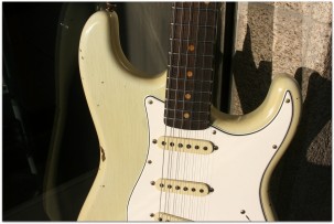 FENDER "Limited Roasted Tomatillo Stratocaster Relic Rosewood Fingerboard Aged Olympic White"