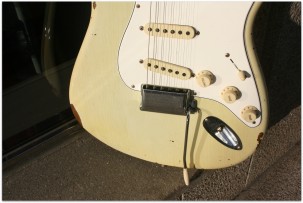 FENDER "Limited Roasted Tomatillo Stratocaster Relic Rosewood Fingerboard Aged Olympic White"