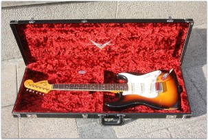 FENDER "Custom Shop 1967 Stratocaster Relic, Rosewood, Three Tone Sunburst"