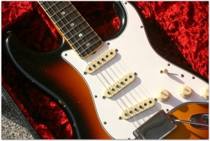 FENDER "Custom Shop 1967 Stratocaster Relic, Rosewood, Three Tone Sunburst"