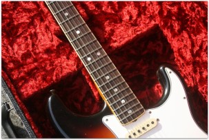 FENDER "Custom Shop 1967 Stratocaster Relic, Rosewood, Three Tone Sunburst"