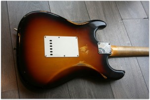 FENDER "Custom Shop 1967 Stratocaster Relic, Rosewood, Three Tone Sunburst"