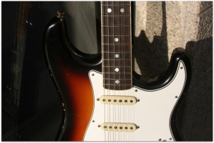 FENDER "Custom Shop 1967 Stratocaster Relic, Rosewood, Three Tone Sunburst"