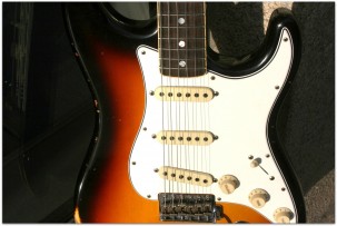 FENDER "Custom Shop 1967 Stratocaster Relic, Rosewood, Three Tone Sunburst"