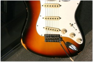 FENDER "Custom Shop 1967 Stratocaster Relic, Rosewood, Three Tone Sunburst"