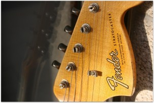 FENDER "Custom Shop 1967 Stratocaster Relic, Rosewood, Three Tone Sunburst"