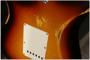FENDER "Custom Shop 1967 Stratocaster Relic, Rosewood, Three Tone Sunburst"