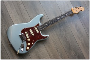 FENDER "Postmodern Stratocaster Rosewood Journeyman Relic Faded Aged Blue Ice Metallic"