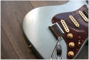 FENDER "Postmodern Stratocaster Rosewood Journeyman Relic Faded Aged Blue Ice Metallic"