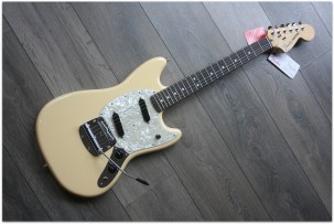 FENDER "American Performer Mustang Vintage White, Gig Bag"