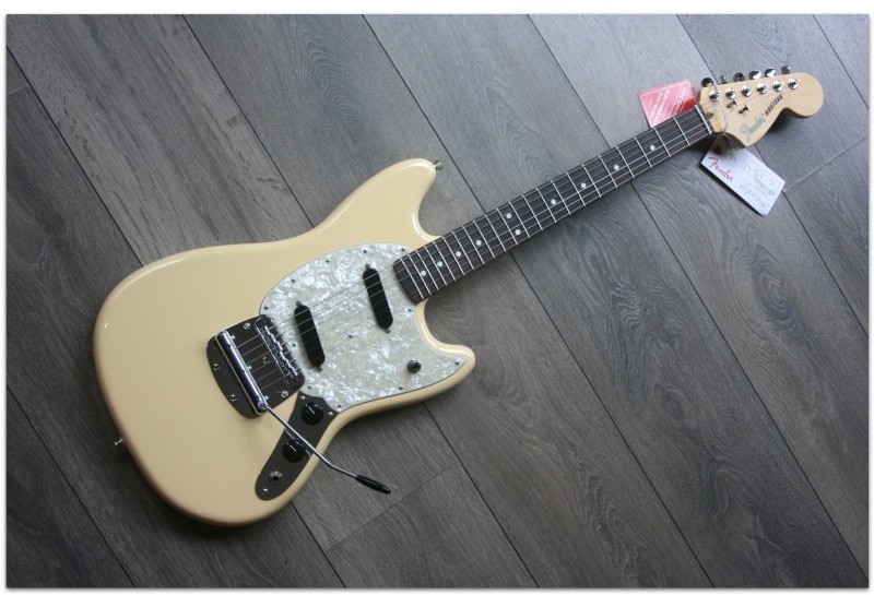 FENDER "American Performer Mustang Vintage White, Gig Bag"