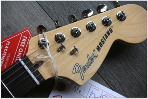 FENDER "American Performer Mustang Vintage White, Gig Bag"