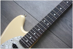 FENDER "American Performer Mustang Vintage White, Gig Bag"