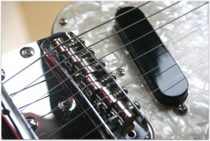 FENDER "American Performer Mustang Vintage White, Gig Bag"
