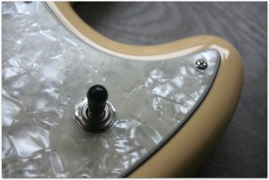 FENDER "American Performer Mustang Vintage White, Gig Bag"