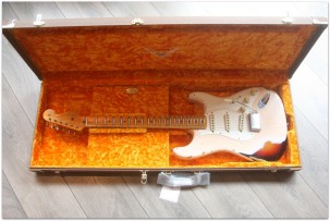 FENDER "Custom Shop 1959 Stratocaster Heavy Relic Limited Shell Pink over Three Choolate Sunburst"