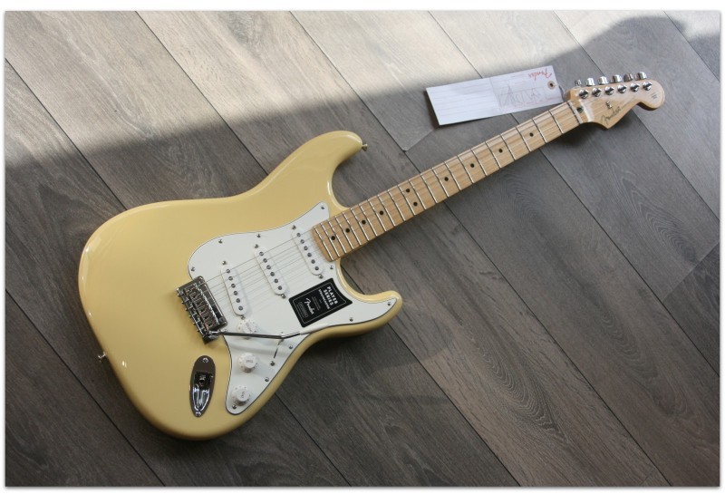 FENDER "Player Stratocaster Maple Neck, Buttercream"
