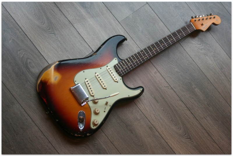 FENDER "Custom Shop ´59 Stratocaster Heavy Relic Aged Three Tone Sunburst"