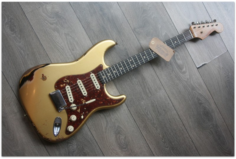 FENDER "Custom Shop Limited Roasted Poblano Stratocaster Heavy Relic Azteca Gold Over Three Tone Sunburst" LIMITED EDITION