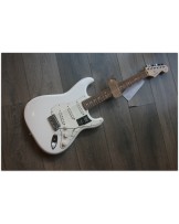 FENDER "Player Stratocaster , Pau Ferro, Polar White"