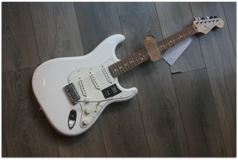 FENDER "Player Stratocaster , Pau Ferro, Polar White"