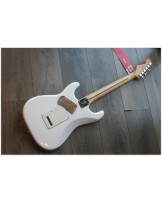 FENDER "Player Stratocaster , Pau Ferro, Polar White"