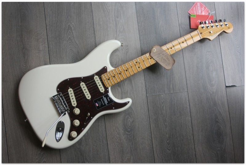 FENDER "American Professional II Stratocaster, Maple, Olympic White"