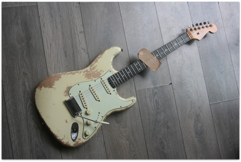 FENDER "Custom Shop Limited 60 Dual Mag II Strat, Relic, Aged Vintage White"