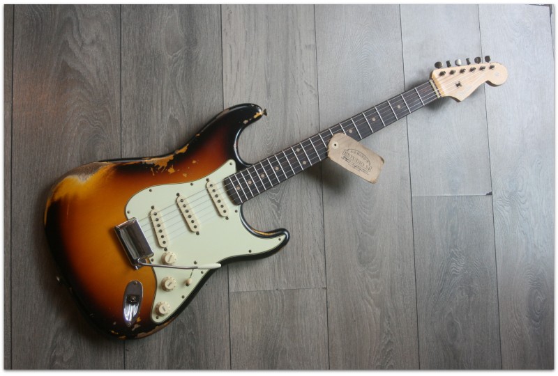 FENDER "Custom Shop 1960 Stratocaster Relic Heavy Relic Faded Aged Three Tone Sunburst"