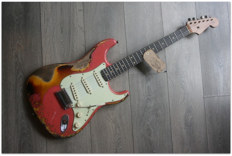 FENDER "Custom Shop Limited Edition 1960/63 Stratocaster Super Heavy Relic Super Faded Fiesta Red Over 3 Tone Sunburst"