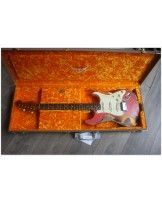 FENDER "Custom Shop Limited Edition 1960/63 Stratocaster Super Heavy Relic Super Faded Fiesta Red Over 3 Tone Sunburst"