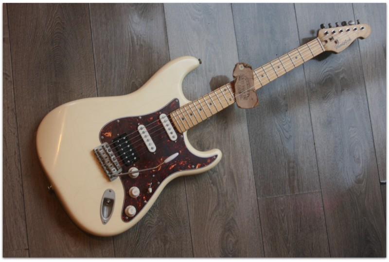 WOODSTOCK GUITARS "Oldboy, HSS, Olympic White with Reunion Blues Gigbag"