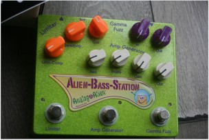 ANALOG ALIEN "Alien Bass Station"