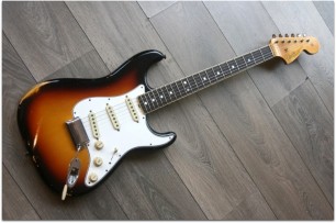 FENDER "Custom Shop 1967 Stratocaster Relic, Rosewood, Three Tone Sunburst"
