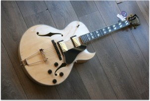 EASTMAN "AR372CE Blonde" HARDCASE