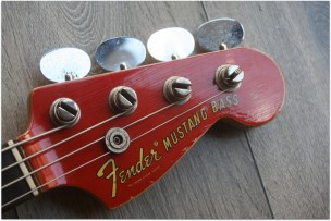 Fender "Mustang Bass 1969 Competition Red" HARDCASE