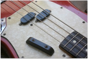 Fender "Mustang Bass 1969 Competition Red" HARDCASE