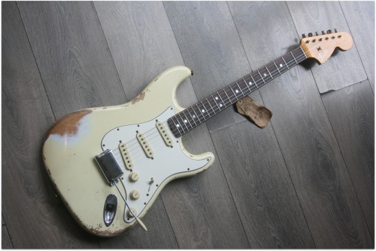 FENDER &quot;1967 Stratocaster® Heavy Relic®, Rosewood Fingerboard, Aged Vintage White&quot;