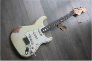 FENDER "1967 Stratocaster® Heavy Relic®, Rosewood Fingerboard, Aged Vintage White"
