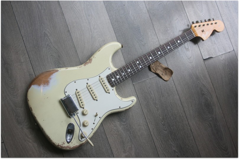 FENDER "1967 Stratocaster® Heavy Relic®, Rosewood Fingerboard, Aged Vintage White"